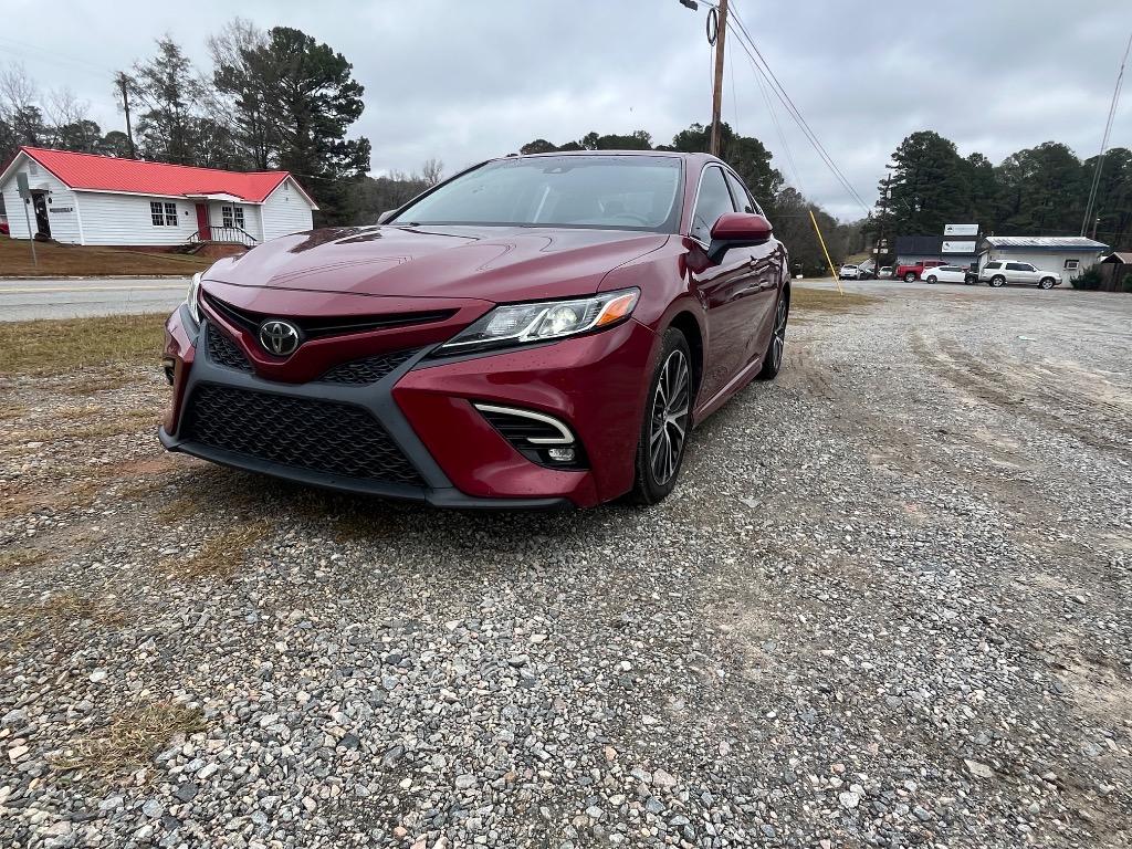 2018 Toyota Camry SE's photo