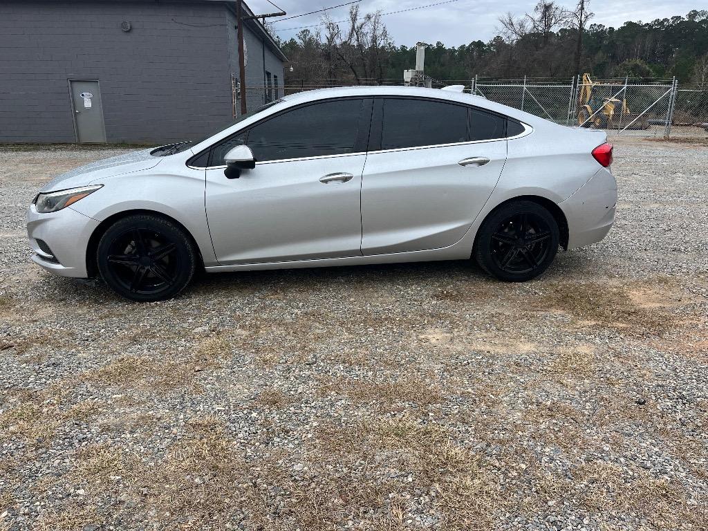 2018 Chevrolet Cruze LT's photo